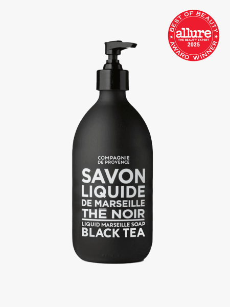 A black pump bottle of Compagnie de Provence Liquid Marseille Soap in Noir Black Tea with a red 2025 Allure Best of Beauty Award winner seal